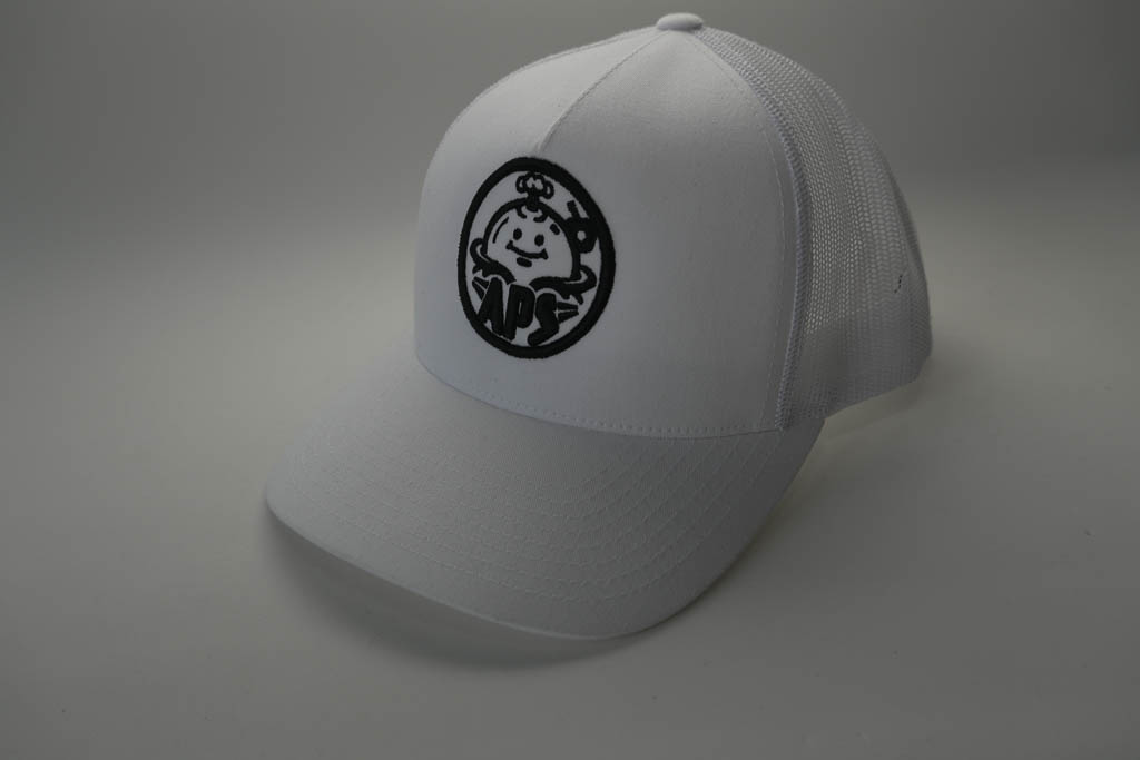 Grijze trucker cap met een zwart geborduurd APS-embleem op het voorpaneel